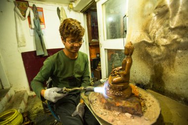 Nepal tinmans onun çalışma Atölyesi
