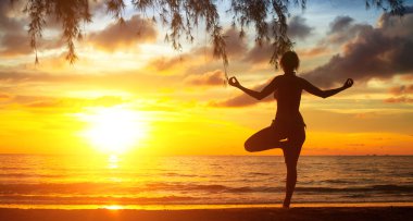 Yoga Çalışan Genç Kadın