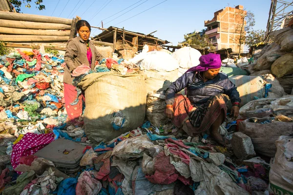 Personas que trabajan en la clasificación de plástico en el vertedero — Foto de Stock