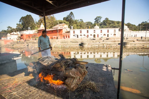 Lidé během ceremonie kremace v chrám pashupatinath — Stock fotografie