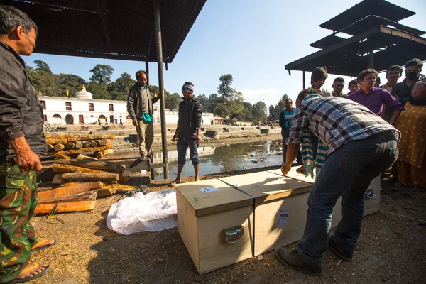 Orang-orang selama upacara kremasi di kuil Pashupatinath — Stok Foto