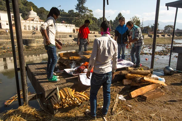 Les gens pendant la cérémonie d'incinération au temple Pashupatinath — Photo