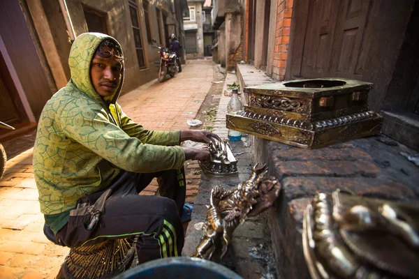 Nepalese tinmans werken in zijn atelier. — Stockfoto