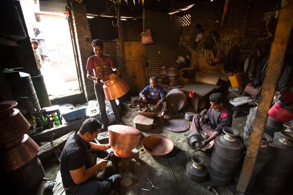Tinmanes nepaleses trabajando — Foto de Stock