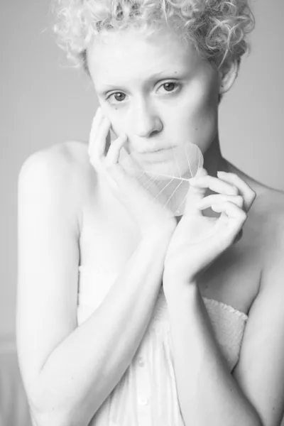 Ragazza con una foglia secca in mano — Foto Stock