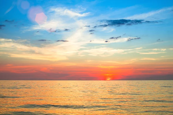 Krásný západ slunce nad oceánem. — Stock fotografie