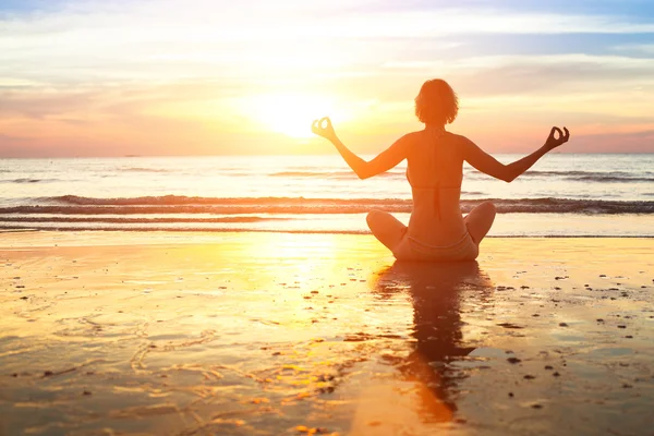 Kvinna utövar yoga — Stockfoto