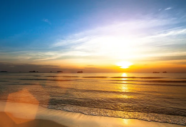 Beau coucher de soleil sur la côte du golfe du Siam — Photo