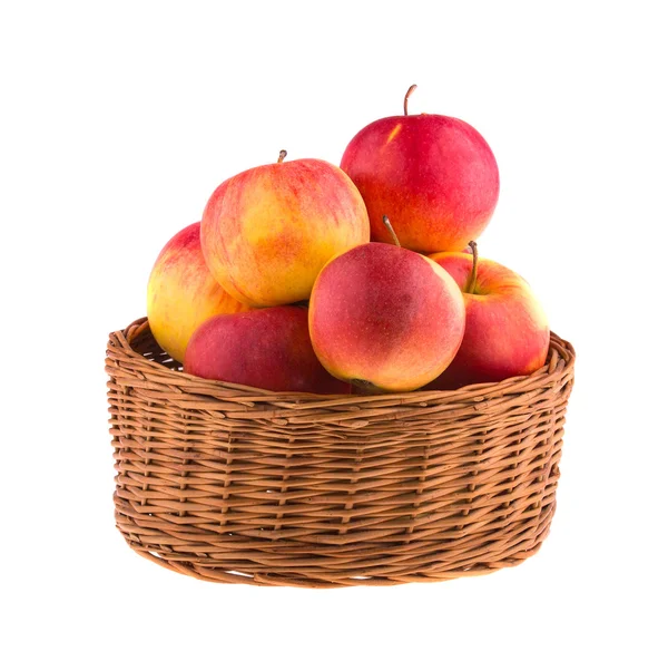 Äpfel im Holzkorb — Stockfoto
