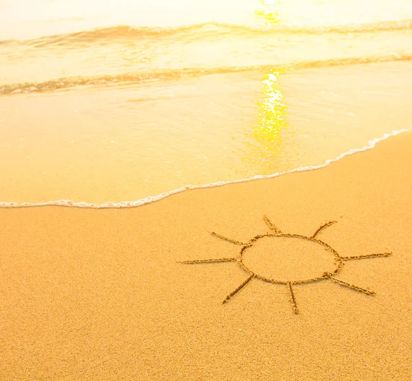 Sol dibujado en la arena de una playa — Foto de Stock