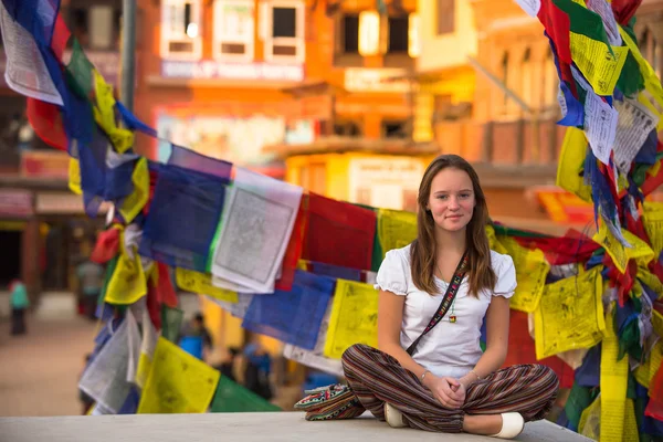 Flicka sitter i lotusställning på buddhistisk stupa — Stockfoto