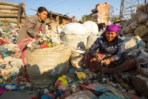 Människor från fattigare områden arbetar i Kathmandu, Nepal — Stockfoto
