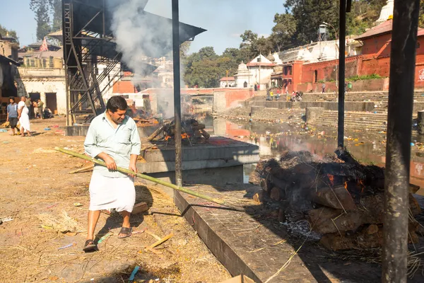 Pessoas durante a cerimônia de cremação no templo de Pashupatinath — Fotografia de Stock