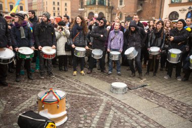 Krakow ana meydanında gösteri sırasında kimliği belirsiz katılımcıları