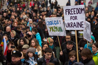 Krakow ana meydanında gösteri sırasında kimliği belirsiz katılımcıları