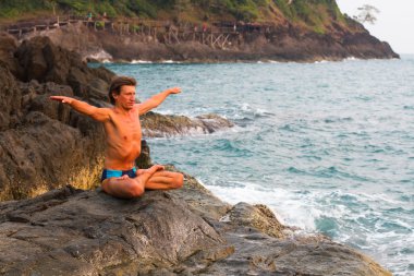 Yoga yapan genç adam.