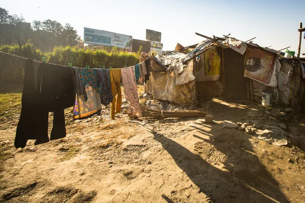 在加德满都市 tripureshwor 区的贫民窟的非法房屋 — 图库照片