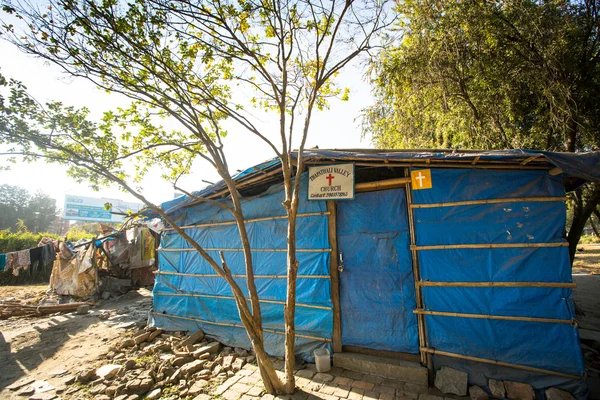 Casas ilegais em favelas no distrito de Tripureshwor, Kathmandu — Fotografia de Stock