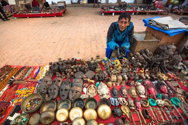 Unbekannte verkaufen Souvenirs am Durbar-Platz — Stockfoto