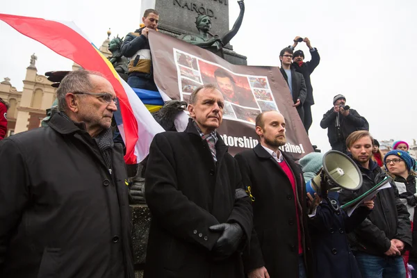 Unbekannte Teilnehmer bei Demonstration auf Hauptplatz in Krakau — Stockfoto