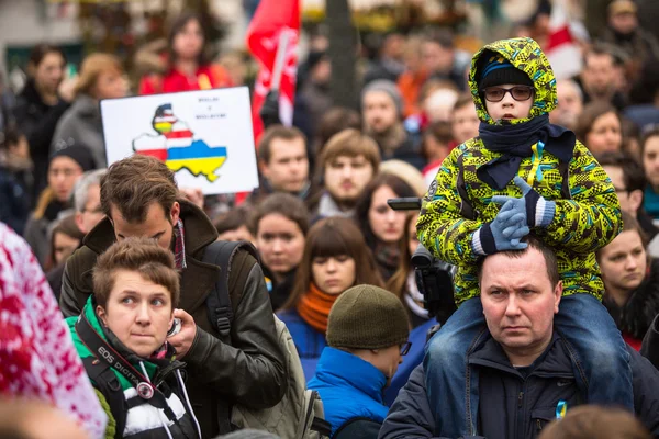Неизвестные участники демонстрации на главной площади Кракова — стоковое фото