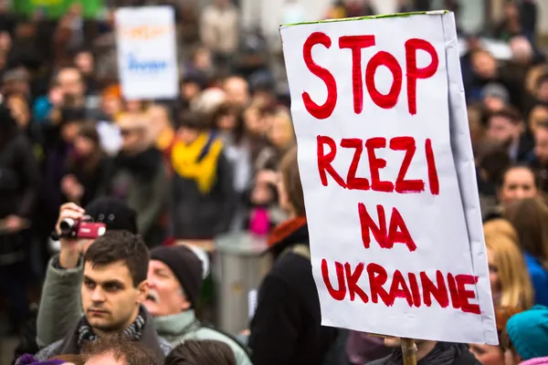 Niet-geïdentificeerde deelnemers tijdens demonstratie op het hoofdplein van Krakau — Stockfoto