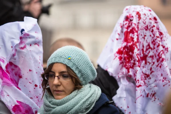 Participants non identifiés lors d'une manifestation sur la place principale de Cracovie — Photo