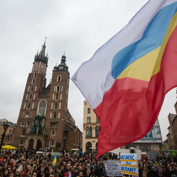 Participants non identifiés lors d'une manifestation sur la place principale de Cracovie — Photo