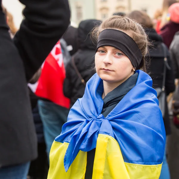 Niet-geïdentificeerde deelnemers tijdens demonstratie op het hoofdplein van Krakau — Stockfoto