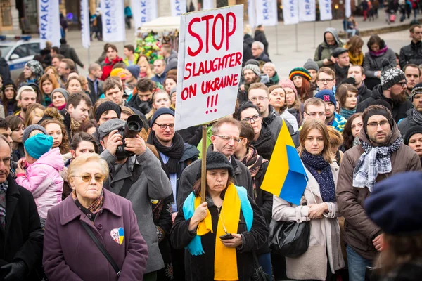 Unbekannte Teilnehmer bei Demonstration auf Hauptplatz in Krakau — Stockfoto