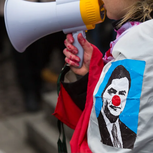 Neidentifikovaný účastníci během demonstrace na hlavním náměstí v Krakově — Stock fotografie