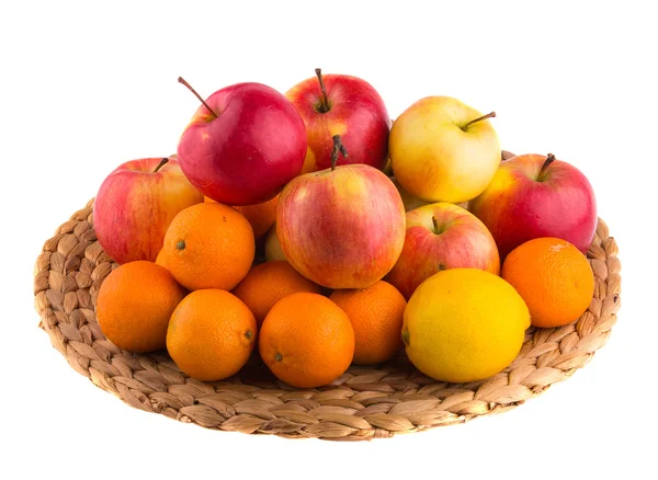 Maçãs vermelhas e amarelas, tangerinas e limões — Fotografia de Stock