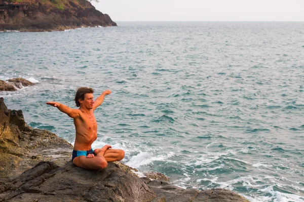 Jonge man doet yoga oefening — Stockfoto