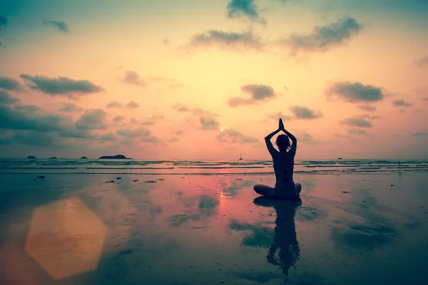 Silhuett Ung kvinna som utövar yoga — Stockfoto
