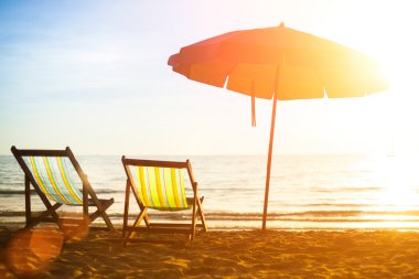 ıssız sahilindeki plaj şezlong