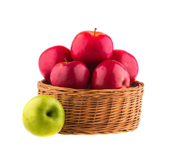 Pommes rouges fraîches et une pomme verte — Photo