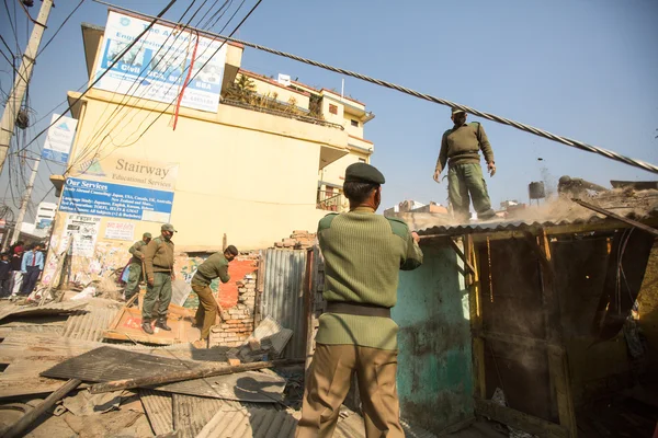 Полиция при сносе жилых трущоб — стоковое фото