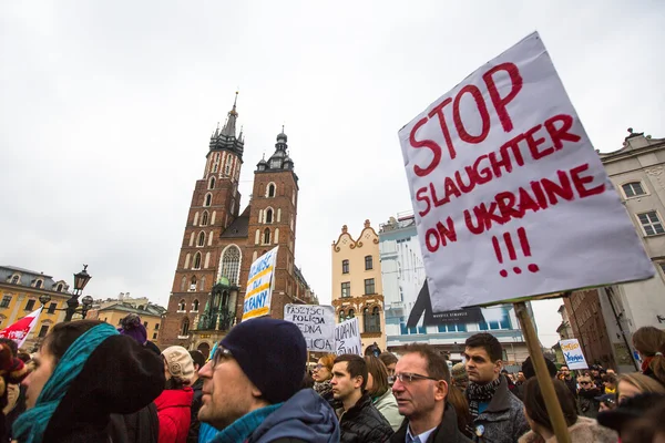 Участники демонстрации против убийства протестующих в Киеве — стоковое фото