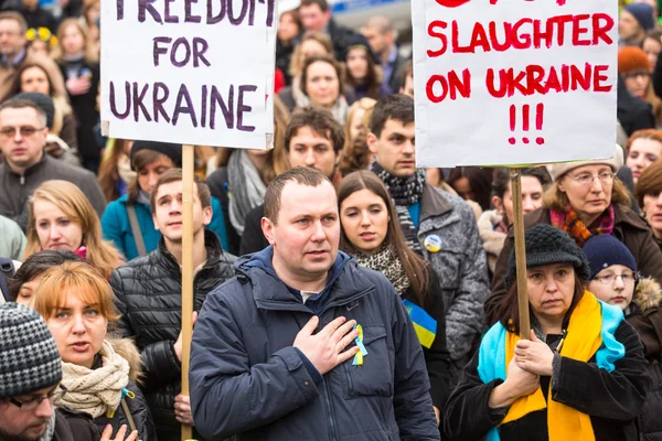 Участники во время демонстрации — стоковое фото