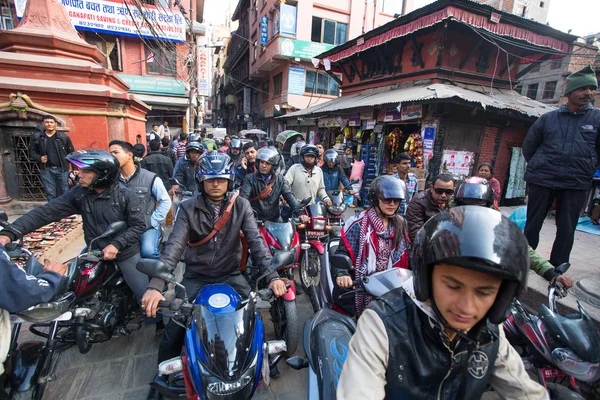 Atasco de tráfico en una de las calles concurridas del centro de la ciudad — Foto de Stock