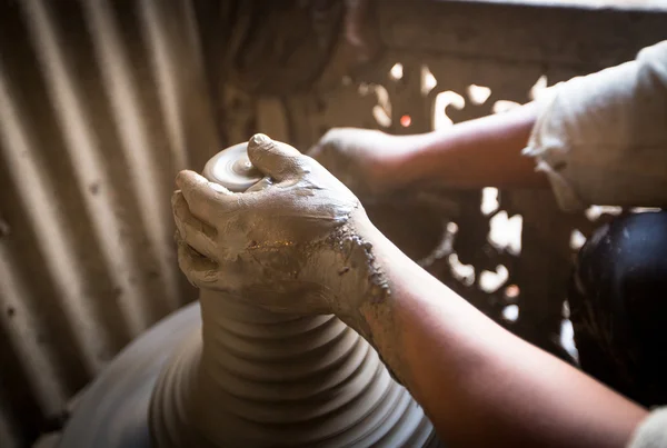Człowiek pracuje na maszynie o Potterze — Zdjęcie stockowe