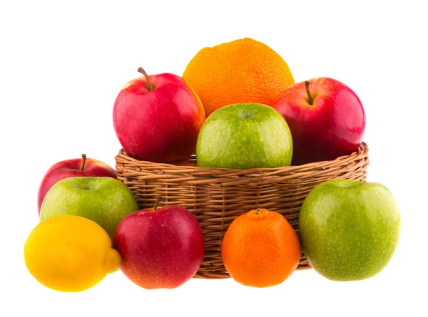 Frutta in un cesto di legno — Foto Stock