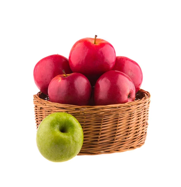 Manzanas en una cesta de madera —  Fotos de Stock