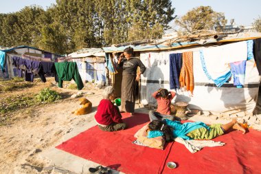 Fakirler, tripureshwor gecekondu evlerinin yakınında