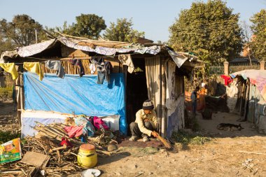 Fakirler, tripureshwor gecekondu evlerinin yakınında