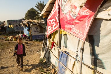 Zavallı çocuklar evlerini gecekondu tripureshwor bölgesinde, yakın