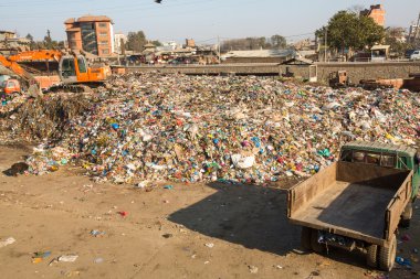 Plastik döküm üzerinde sıralama çalışma yoksul bölgelerden gelen insanlar