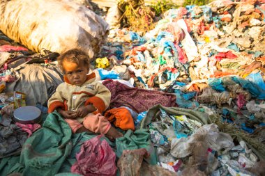 ailesinin dökümü üzerinde çalışırken tanımlanamayan çocuk oturuyor