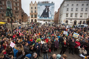 ana meydanında gösteri sırasında kimliği belirsiz katılımcıları