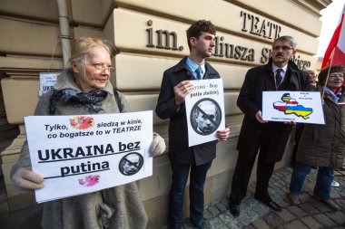 Krakow, Polonya - mar 9, 2014: kimliği belirsiz katılımcıları karşı Kırım ' Rus askerlerinin getirerek krakow opera yakınındaki protesto sırasında. Posterler: Ukrayna putin ve putin - hırsız.